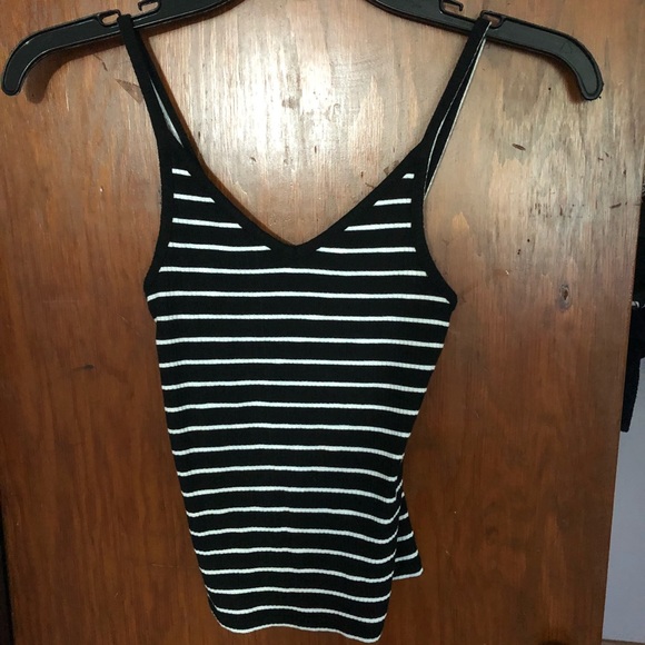 Black & white essential tank top 🌟 - Picture 3 of 4